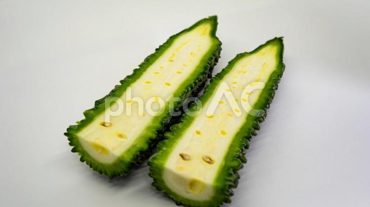 ゴーヤ　カット断面　白背景　マクロ撮影 ゴーヤ,苦瓜,野菜の写真素材