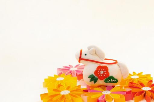 カラフルなペーパーフラワーと白馬の置物 年賀状,午年,白馬の写真素材