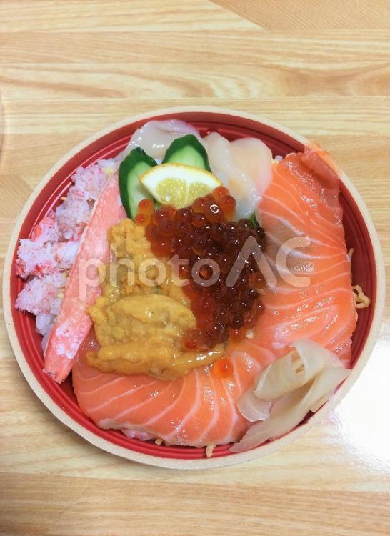 サーモンの海鮮丼1 サーモン,ウニ,いくらの写真素材