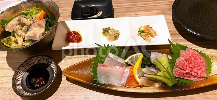 たたき　刺身　居酒屋メニュー　サラダ 酒のあて,お皿,食器の写真素材