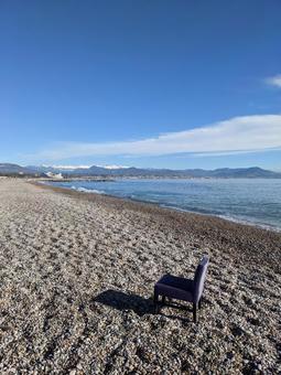 ビーチに置かれたぽつんと椅子 ビーチに置かれたぽつんと椅子 ビーチ,浜辺,椅子の写真素材