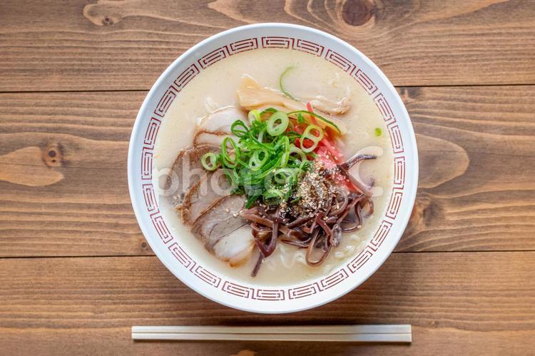 割り箸と豚骨ラーメン 豚骨,ラーメン,真上からの写真素材