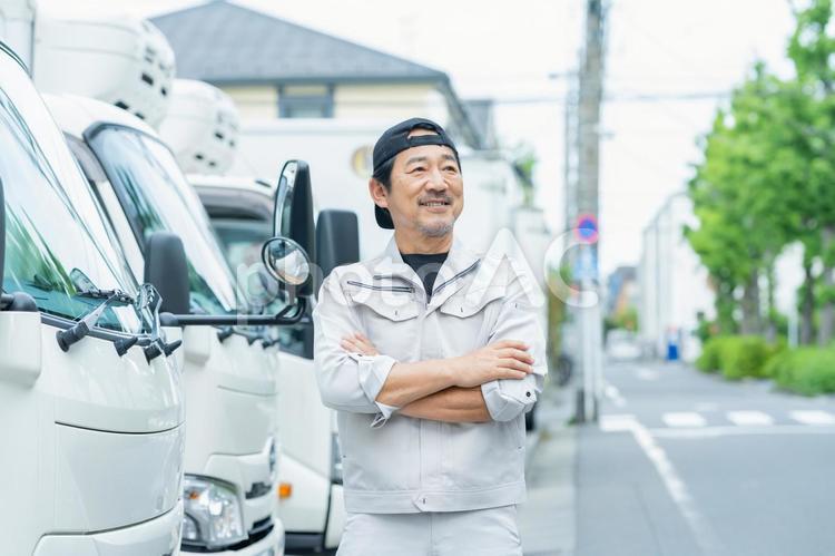 ドライバーの男性 トラック,笑顔,ドライバーの写真素材