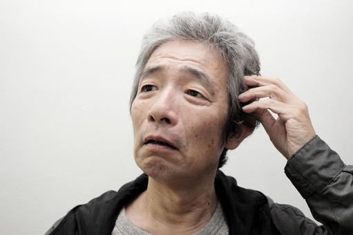 悩むシニア男性 悩むシニア男性の写真
