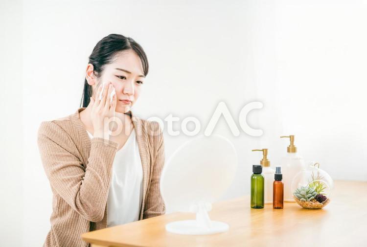 コットンを使ってスキンケアをする女性 スキンケア,肌荒れ,困るの写真素材