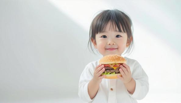 ハンバーガーを食べる子の写真