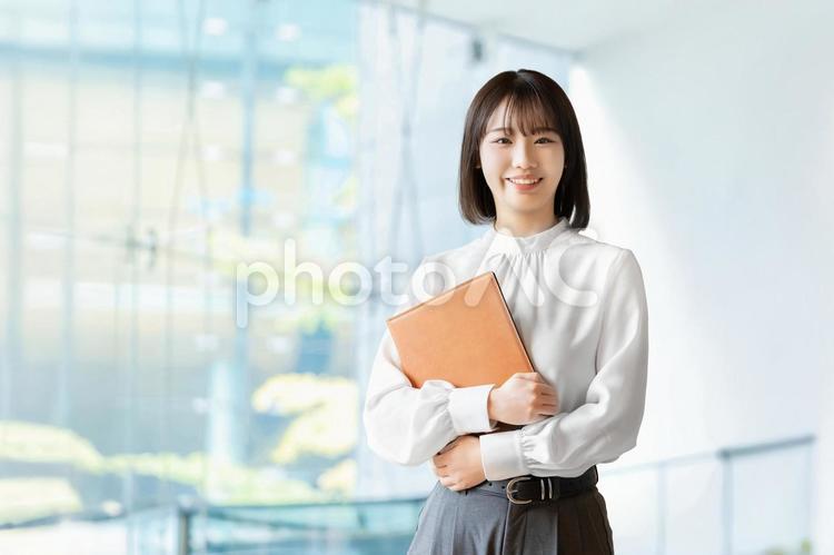 バインダーを持つ笑顔のビジネスウーマン 女性,笑顔,微笑むの写真素材