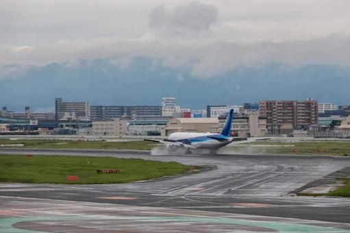 雨が止んで澄み渡る福岡空港の空 雨が止んで澄み渡る福岡空港の空の写真