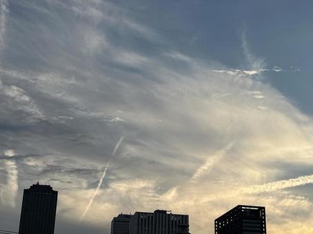 夕暮れの絹雲と飛行機雲 夕暮れの絹雲と飛行機雲 雲,空,青空の写真素材