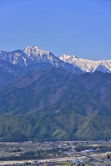 鷹狩山から見た大町市と北アルプスの山々 鷹狩山から見た大町市と北アルプスの山々の写真