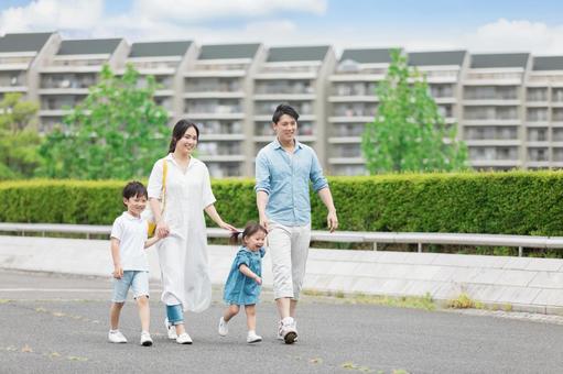 手を繋いで屋外を散歩する親子 手を繋いで屋外を散歩する親子 人物,家族,女性の写真素材