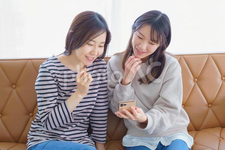 スマートフォンを見る2人の女性 女性,スマートフォン,2人の写真素材