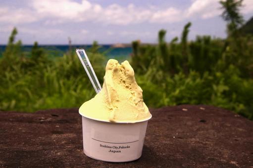海をバックにピスタチオアイスクリーム 海をバックにピスタチオアイスクリーム アイスクリーム,ピスタチオ,食べ物の写真素材