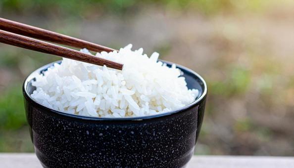 新米 ご飯を箸でつまむ 湯気 新米 ご飯を箸でつまむ 湯気の写真