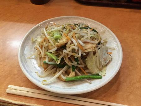 車麩と野菜炒めの沖縄料理フーチャンプルー 車麩と野菜炒めの沖縄料理フーチャンプルーの写真
