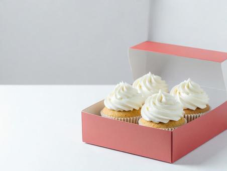 赤い箱入りのカップケーキ 赤い箱入りのカップケーキの写真