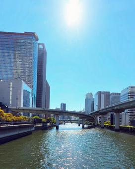 真夏の運河 真夏の運河 街並み,都会,運河の写真素材