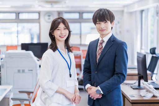 並ぶ日本人男女のビジネスパーソン 並ぶ日本人男女のビジネスパーソン 女性,男性,屋内の写真素材