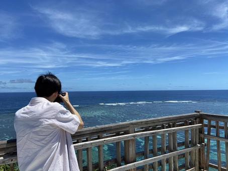 宮古島の海を撮影する男性 宮古島の海を撮影する男性の写真