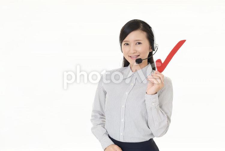 チェックマークを持つオペレーター 女性,オペレーター,女の写真素材