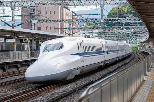 駅を通過する東海道山陽新幹線N700A 駅を通過する東海道山陽新幹線N700A 東海道,山陽,新幹線の写真素材