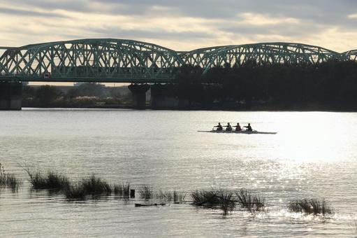 光る川面を走らせて 空,朝焼け,反射の写真素材