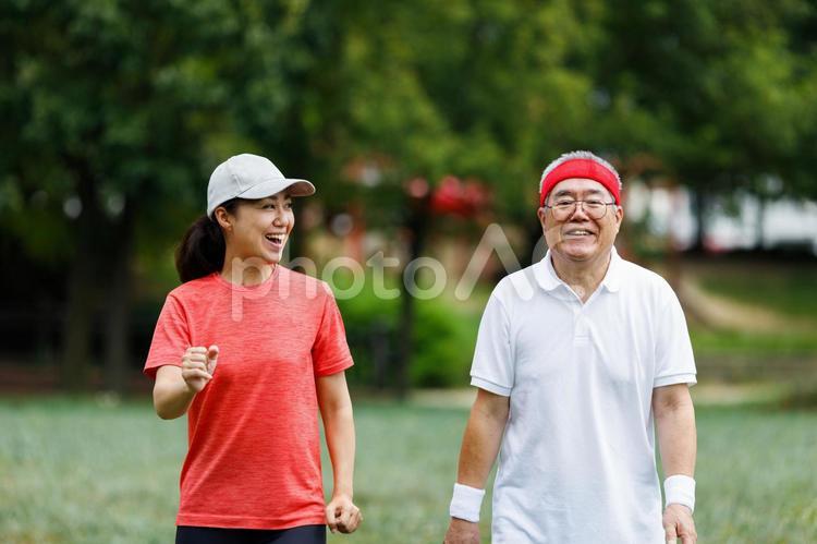 シニア男性を励ます女性 さわやか,リハビリ,スポーツの写真素材