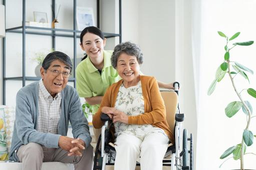車椅子のシニアの夫婦と介護福祉士 車椅子のシニアの夫婦と介護福祉士 介護,車いす,シニアの写真素材