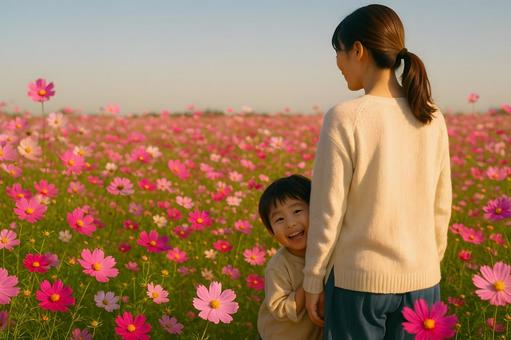 花畑ではにかむ母子の写真
