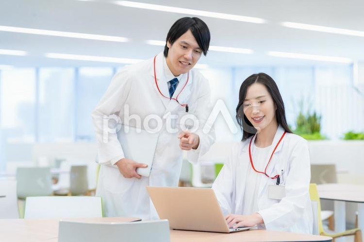 病院で打ち合わせをする医者 医者,病院,会議の写真素材