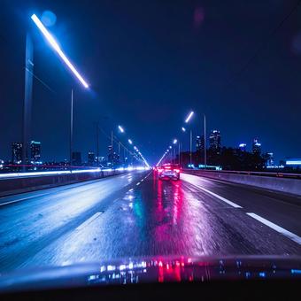 夜の高速道路と車のライトの光跡 夜の高速道路と車のライトの光跡の写真