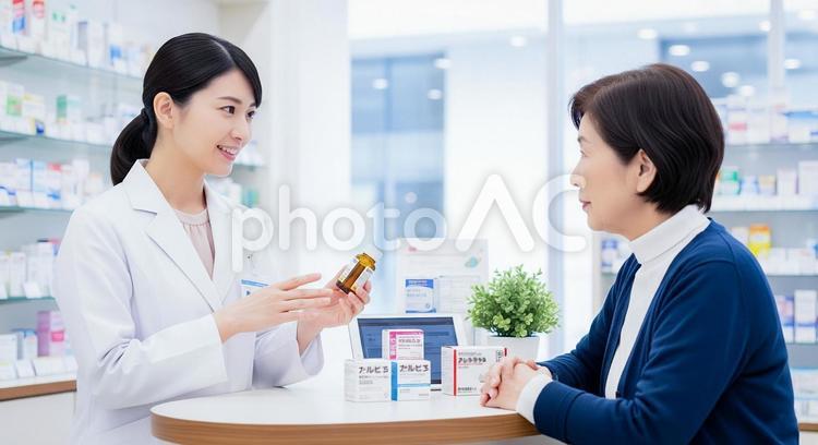 女性薬剤師と高齢者の患者：薬の説明風景 女性薬剤師,薬,説明の写真素材