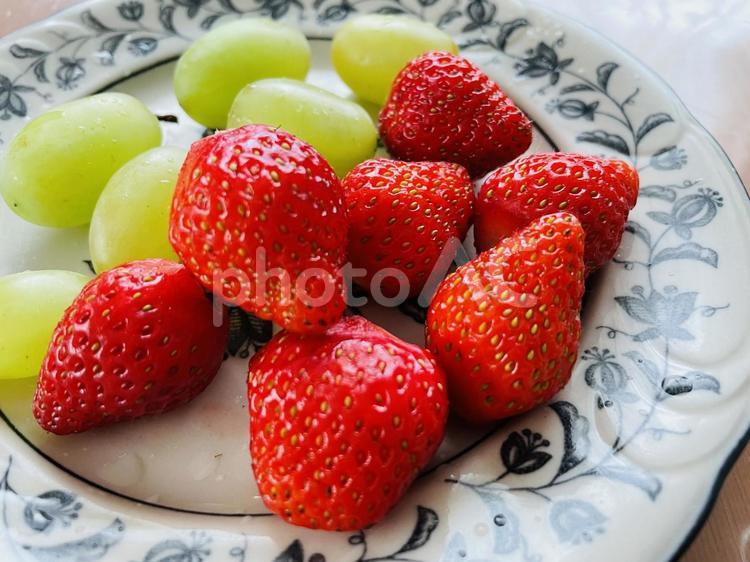 皿の上の果物 苺,いちご,イチゴの写真素材