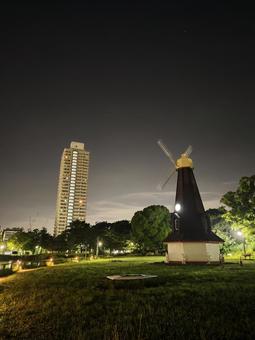 夜の風車公園と高層マンションの写真