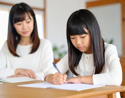 勉強している女の子 勉強している女の子の写真