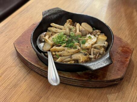 キノコとつぶ貝のバター焼き キノコとつぶ貝のバター焼き,つぶ貝,貝の写真素材