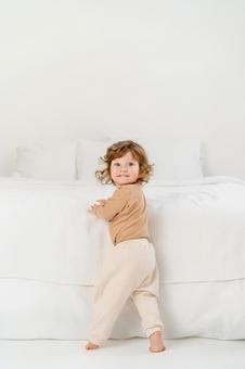 笑顔で振り向くくせ毛の子供 赤ちゃん,かわいい,振り向くの写真素材