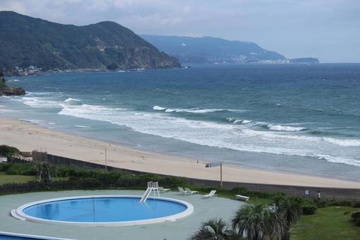 綺麗な海とプール 綺麗な海とプール 海,波,夏の写真素材