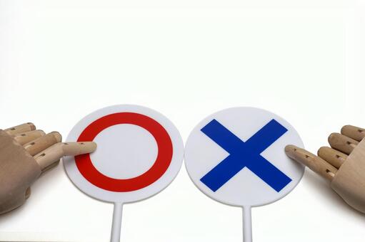 まる、ばつのプレートをマネキンの人差し指 まる,ばつ,yesの写真素材