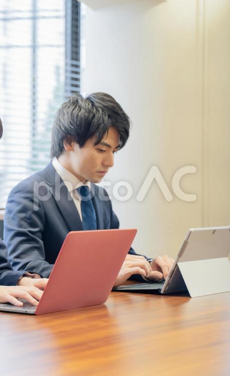 ノートパソコンで会議をする男性ビジネスマン ビジネス,人物,男性の写真素材