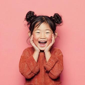お団子ヘアが可愛い、元気いっぱいの子供 お団子ヘアが可愛い、元気いっぱいの子供の写真