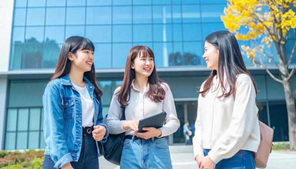 キャンパスライフを楽しむ大学生 キャンパスライフを楽しむ大学生の写真