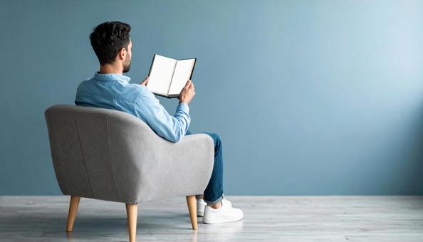 読書する男性のポートレート 後ろ姿 読書する男性のポートレート 後ろ姿の写真