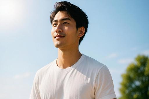 太陽を浴びる白Tシャツの健康的な男性の写真