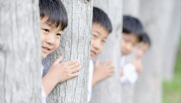 昔の遊び かくれんぼをする子供たち 昔の遊び かくれんぼをする子供たちの写真