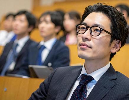 ビジネスシーン・講演を聞く/研修会受講の写真