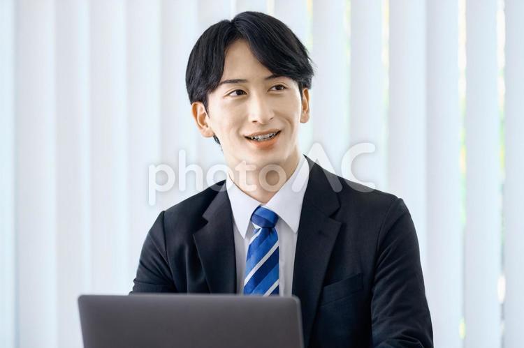 ビジネスマン　ノートパソコン　会議　会社 ビジネスマン,オフィス,ノートパソコンの写真素材
