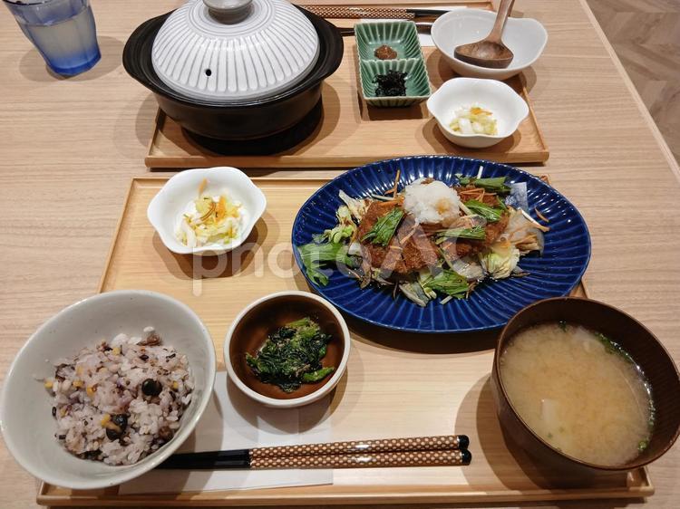 定食屋さんのおろしかつ定食 漬け物,香の物,定食の漬け物の写真素材