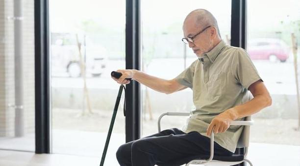 杖をついて立ち上がるアジア人高齢者 杖,高齢者,立つの写真素材