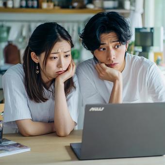 真剣な表情で話し合う夫婦の写真